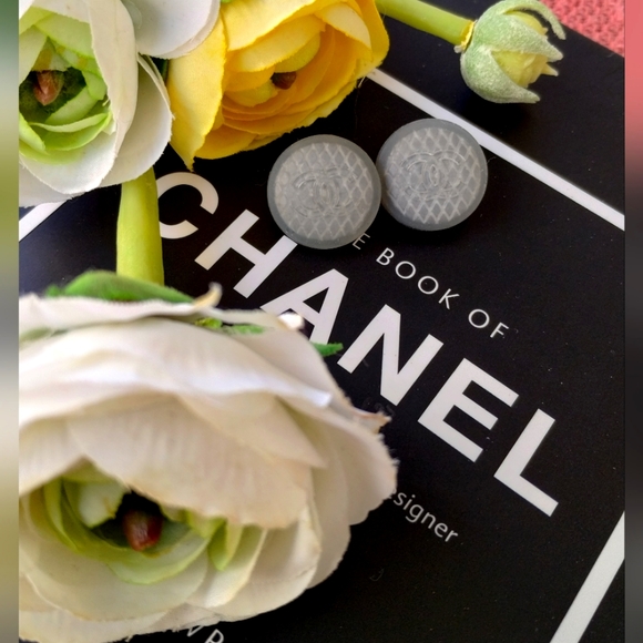 CHANEL Jewelry - Chanel CC 99S Vintage Quilted Jelly Clip on Earrings. Authentic